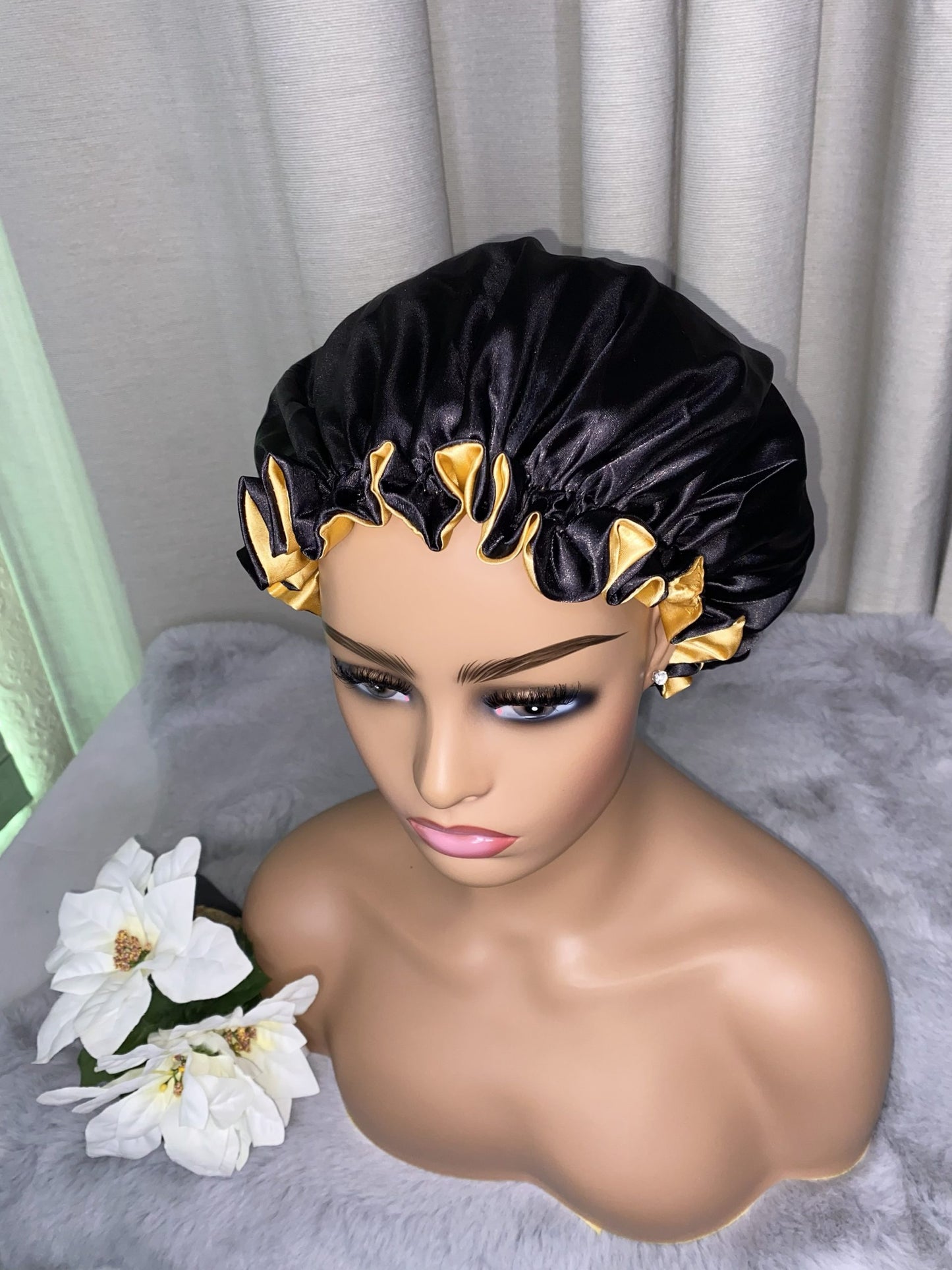 REVERSIBLE SATIN BONNET