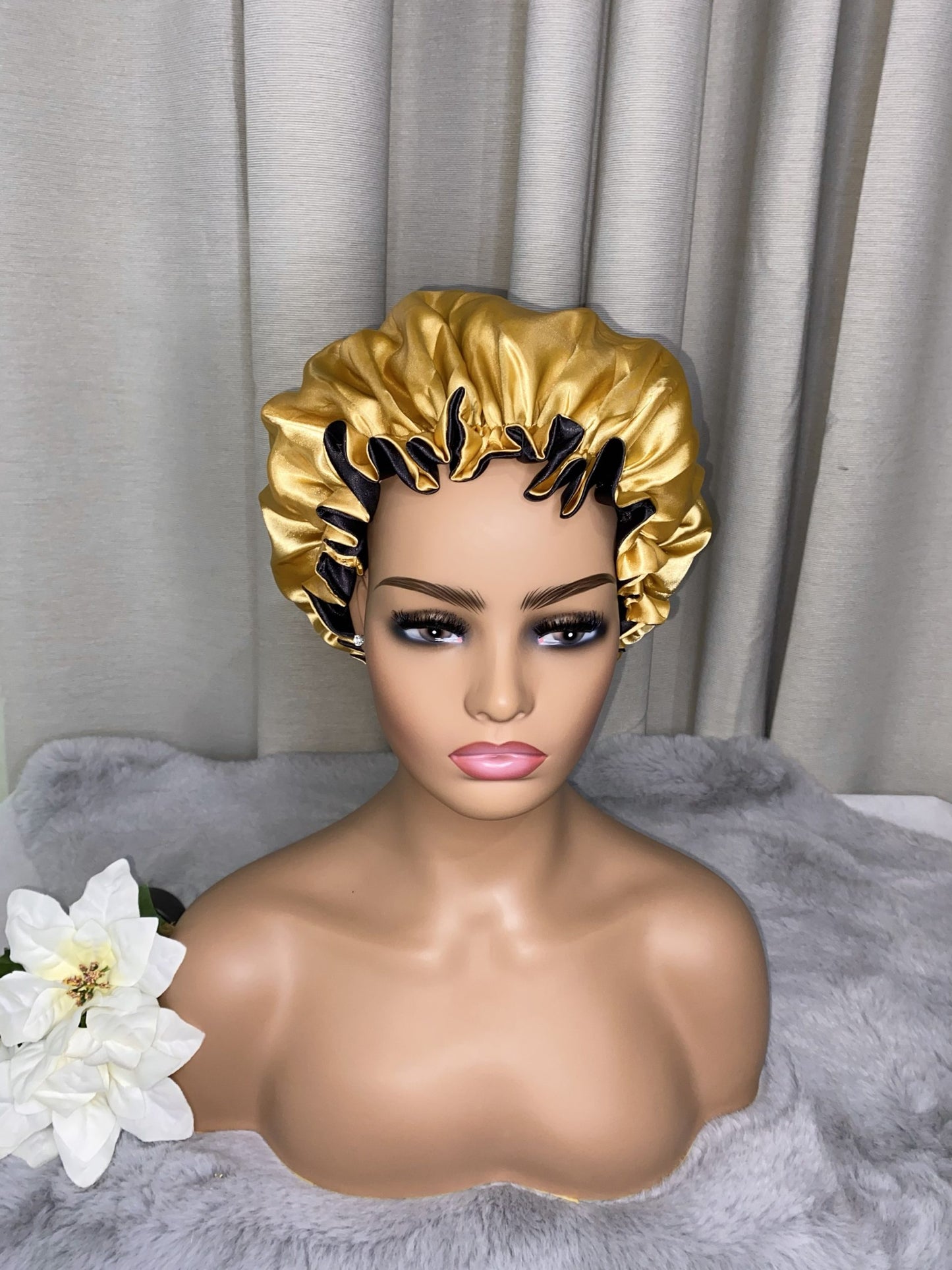 REVERSIBLE SATIN BONNET